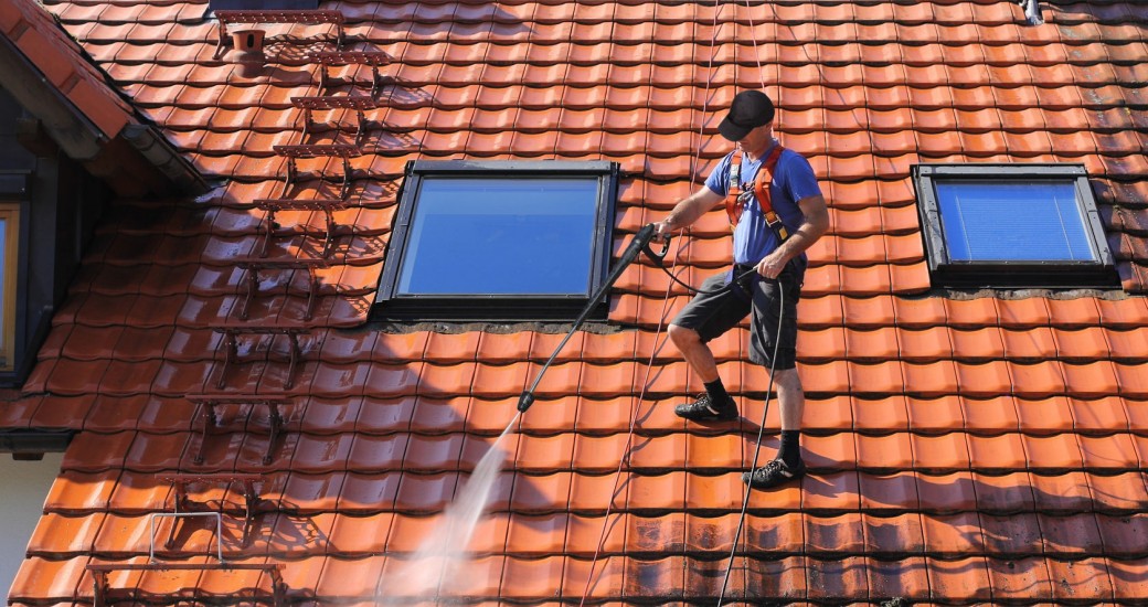 Nettoyage haute-pression de l'intégralité de la toiture par nos équipes à Clamart dans le 92. (département des Hauts-de-Seine)