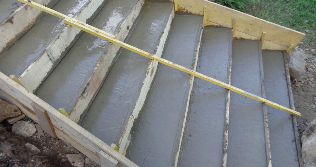 Mise en place de coffrage et création d'un petit escalier donnant sur le futur jardin, à Sèvres dans 92 (département des Hauts-de-Seine).